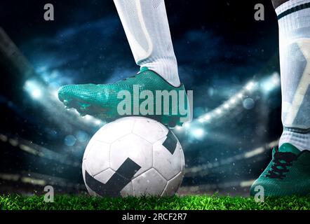 Close up di un riscontro di calcio pronto a calci la palla allo stadio Foto Stock
