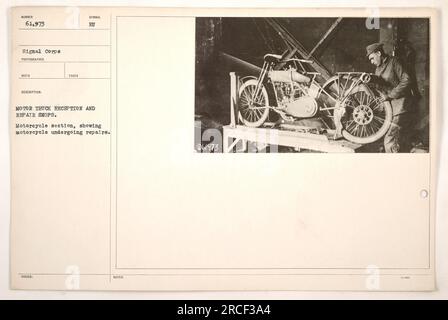 Motocicletta in fase di riparazione presso la reception e il parco riparazioni per autocarri. La fotografia, numero 61.973, è stata scattata dal fotografo del Signal Corps BECO. L'immagine mostra la sezione motociclistica del parco in cui sono state eseguite le riparazioni su motociclette militari. Queste officine di riparazione erano parte integrante della ricezione e delle operazioni di riparazione dei camion durante la prima guerra mondiale Foto Stock