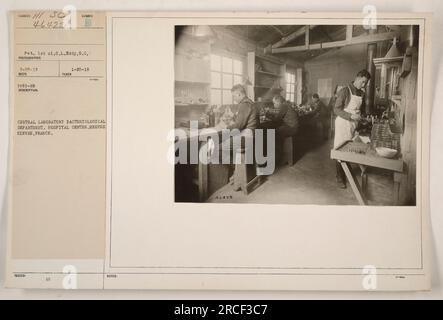 Soldato non identificato che conduce test batteriologici nel laboratorio centrale reparto batteriologico del Centro ospedaliero di Mesves, Nievre, Francia. Foto scattata il 28 marzo 1919. Nota numero: 2695-19. Foto Stock