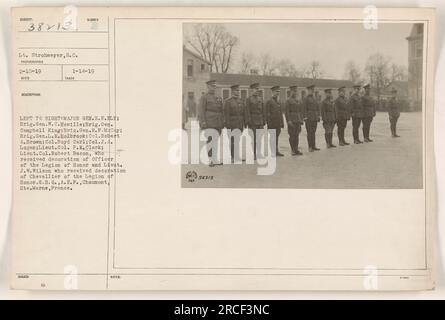 L'immagine cattura un gruppo di militari a G.H.Q., A.E.F., Chaumont hte.Marne, Francia durante la prima guerra mondiale. Da sinistra a destra, gli individui presentati sono il maggiore generale H.E. Ely, Brig. Gen. W.C. Mewille, Brig. Generale Campbell King, Brig. Gen. R.F. McCoy, Brig. Gen. L.R. Holbrook, col. Robert A. Brown, col. Boyd Carl, col. J.A. Logen, Lieut. Col. P.R. Clark, Lieut. Il colonnello Robert Bacon (che ricevette la decorazione di ufficiale della Legion d'Onore) e Lieut. J.W. Wilson (che ricevette la decorazione di Chevallier della Legion d'Onore). Foto Stock