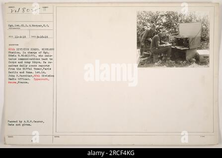 Il sergente Edwin W. Wickliffe, responsabile dell'HDQRS della 80esima Divisione. WIRELESS Station, mantiene le comunicazioni con Corps e Army Hdqrs. Riceve giornalmente rapporti stampa dalla Torre Eiffel, Parigi, Berlino e Roma. LST.LT. John F. Ferriter è il 80th Division radio Officer. Preso alla corte IPPE, Meuse, Francia durante la prima guerra mondiale. [Data non data]' Foto Stock