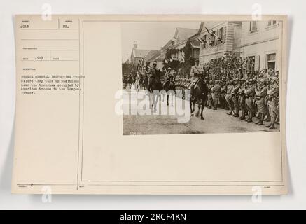 Generale francese che ispezionava le truppe vicino alle trincee occupate dalle truppe americane nei Vosgi, Francia durante la prima guerra mondiale. Le truppe si stanno preparando a prendere le loro posizioni. Questa fotografia è stata scattata da NEMOCE nel 1919. (111-SC-4018) Foto Stock