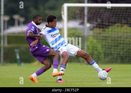 DELDEN - (lr) Said Bakari dello Sparta Rotterdam, Denzel Kuijpers del PEC Zwolle durante l'amichevole tra lo Sparta Rotterdam e il PEC Zwolle l'11 agosto 2023 a Delden, Paesi Bassi. AP | Dutch Height | GERRIT DI COLONIA Foto Stock