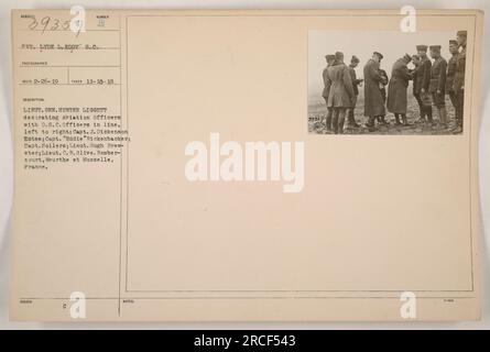 Il tenente generale Hunter Liggett decora gli ufficiali dell'aviazione con la Distinguished Service Cross (D.S.C.). La linea di ufficiali da sinistra a destra include il capitano J. Dickenson Estee, il capitano 'Eddie' Rickenbacker, il capitano Sollers, il tenente Hugh Brewster e il tenente C. R. Olive. La cerimonia si è svolta a Meurthe et Moselle, in Francia. Foto Stock