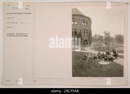 Un gruppo di soldati alla stazione wireless situata presso l'Università del Minnesota a St. Paul, Minnesota. La foto è stata scattata dalla S.A.T.C. (Students' Army Training Corps) dell'Università del Minnesota il 27 aprile 1919. Foto Stock