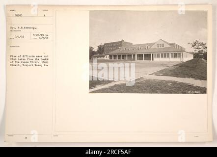 "Veduta del disordine degli ufficiali" e del Club a Camp Stuart, Newport News, Virginia. La foto è stata scattata dalle rive del fiume James. Preso tra il 20 maggio e il 7 giugno 1919 dal Sgt. P.R. Newberg. Foto numero 56960 nella collezione." Foto Stock