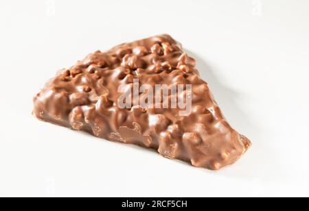 Biscotti con gocce di cioccolato con nocciole su sfondo bianco da vicino. Foto Stock