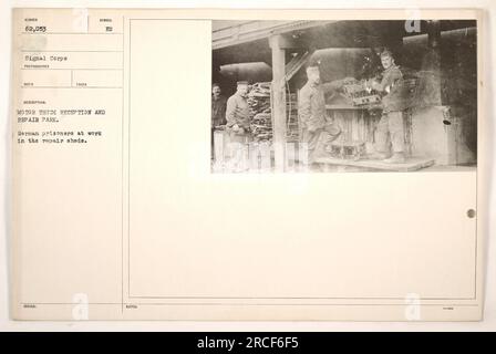 I prigionieri tedeschi vengono mostrati mentre lavorano alla reception e al parco riparazioni dei camion durante la prima guerra mondiale. Questa foto, scattata da Wonder 62.053 del Signal Corps, cattura i prigionieri che effettuano riparazioni nei capannoni di riparazione. Fornisce uno sguardo sulle attività dei prigionieri tedeschi coinvolti nel sostegno agli sforzi militari americani durante la guerra. Foto Stock