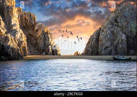 Tramonto su una piccola spiaggia vicino all'Arco di El Arco di Cabo San Lucas. Foto Stock