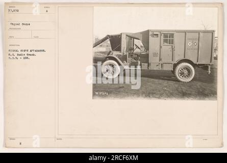 UN S.C. Il camion radio, identificato come numero 37.072, è catturato in questa fotografia scattata durante la prima guerra mondiale da un fotografo della Signal Corps. Il carrello è dotato di apparati Signal Corps, in particolare del sistema radio S.C.R. 108. Le note indicano che il veicolo fa parte del gruppo radio USA 601. Foto Stock