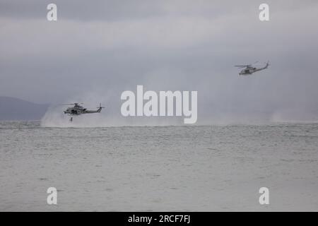 14 luglio 2023, Ternate, Cavite, Filippine: Elicotteri UH-1Y degli Stati Uniti gettano i marines filippini nell'oceano durante un'esercitazione di pattugliamento marittimo e silvicoltura come parte dell'attività semestrale di supporto all'aviazione marina o MASAÂ a Ternate, provincia di Cavite a sud di Manila, Filippine. 14 luglio 2023. L'esercizio MASA mira a rafforzare i partenariati regionali, promuovere la cooperazione militare tra le Filippine e gli Stati Uniti e promuovere la stabilità nella regione Indo-Pacifico. MASA, che si svolgerà in tutte le Filippine dal 6 al 21 luglio, fornisce una piattaforma dinamica per il Foto Stock