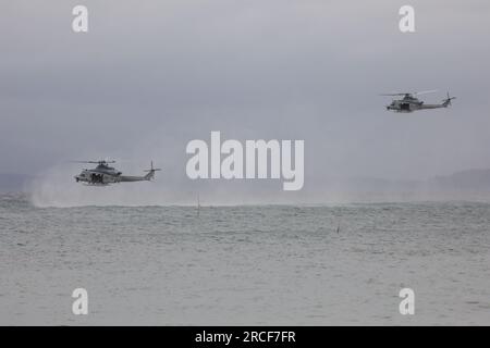 14 luglio 2023, Ternate, Cavite, Filippine: Elicotteri UH-1Y degli Stati Uniti si librano sopra l'oceano prima di far cadere i marines filippini durante un'esercitazione di pattugliamento marittimo e silvicoltura come parte dell'attività semestrale di supporto all'aviazione marina o MASAÂ a Ternate, provincia di Cavite a sud di Manila, Filippine. 14 luglio 2023. L'esercizio MASA mira a rafforzare i partenariati regionali, promuovere la cooperazione militare tra le Filippine e gli Stati Uniti e promuovere la stabilità nella regione Indo-Pacifico. MASA, che si svolgerà in tutte le Filippine dal 6 al 21 luglio, fornisce un dyn Foto Stock