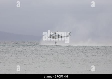 14 luglio 2023, Ternate, Cavite, Filippine: Un elicottero UH-1Y degli Stati Uniti fa cadere un marine filippino nell'oceano durante un'esercitazione di pattugliamento marittimo e desolato come parte della semi-annuale Marine Aviation Support Activity o MASAÂ a Ternate, provincia di Cavite a sud di Manila, Filippine. 14 luglio 2023. L'esercizio MASA mira a rafforzare i partenariati regionali, promuovere la cooperazione militare tra le Filippine e gli Stati Uniti e promuovere la stabilità nella regione Indo-Pacifico. MASA, che si svolgerà in tutte le Filippine dal 6 al 21 luglio, fornisce una piattaforma dinamica per Foto Stock