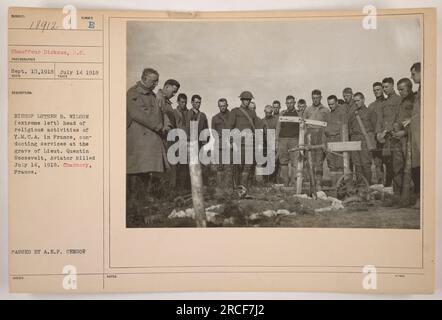 Chauffeur Dickson, S.C., si trova con il capo delle attività religiose di Y.M.C.A. in Francia, vescovo Luther B. Wilson (estrema sinistra), mentre conduce i servizi presso la tomba di Lieut. Quentin Roosevelt, Aviatore ucciso il 14 luglio 1918 a Charmory, in Francia. Fotografia scattata il 10 settembre 1918. Approvato da A.E.F. Censor. Foto Stock