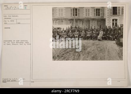 Il Sgt. Leo Morper posa con il personale del Camp Hospital No. 87 a Cour Cheverny, Leir et Cher, Francia il 2 dicembre 1918. Questa foto è stata scattata da un fotografo non identificato, ed è stata ricevuta il 7 gennaio 1919. L'autenticità dell'immagine è stata verificata dall'A.E. F. Censor. Foto Stock