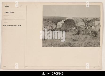 Fotografia che mostra una città completamente distrutta dal fuoco di proiettili durante la prima guerra mondiale. Questa è l'immagine numero 50.430 della collezione Signal Corps, scattata dal fotografo Reco. Descrive le conseguenze di una pesante devastazione causata dal bombardamento dell'artiglieria. La città è ridotta a macerie e detriti, evidenziando la natura distruttiva della guerra. Foto Stock