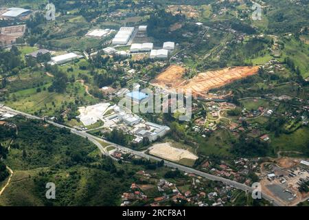 Vista aerea dei monti Rionegro, colline, alberi, fattorie, case e piccoli servizi nella campagna vicino a Medellin, Antioquia, Colombia Foto Stock