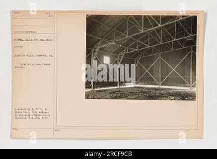 Questa fotografia mostra l'interno di un nuovo hangar francese situato a Langley Field a Hampton, Virginia. È stato scattato dal fotografo Robinson l'8 gennaio 1918 e rilasciato alla Signal Corps Photo Division. La fotografia è numerata N-231 ed è stata approvata per la pubblicazione il 21 febbraio 1918. Foto Stock