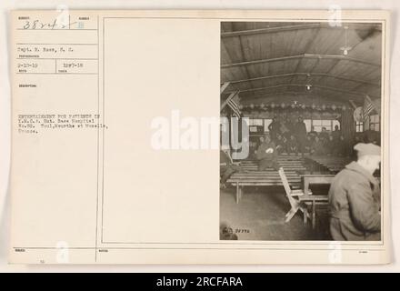 Il capitano R. Ross dell'esercito degli Stati Uniti viene visto intrattenere i pazienti allo Y.M.C.A. Capanna in base Hospital No.82, Toul, Meurthe et Moselle, Francia. Questa foto è stata scattata il 10 febbraio 1919. Foto Stock