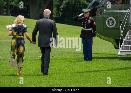 Washington, Stati Uniti. 14 luglio 2023. STATI UNITI Il presidente Joe Biden e la First Lady Jill Biden partiranno per Camp David sulla Marine One sul South Lawn della Casa Bianca a Washington DC venerdì 14 luglio 2023. Foto di Ken Cedeno/Pool/Sipa USA credito: SIPA USA/Alamy Live News Foto Stock