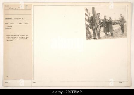 Questa immagine mostra il generale di brigata Neville che affida la Croix de Guerre al maggiore generale John A. Lejeune a Leutendorf, in Germania. La foto è stata scattata da Longacro, S.C. il 4 gennaio 1919. Il maggiore generale Lejeune è stato onorato per i suoi successi militari durante la prima guerra mondiale Foto Stock