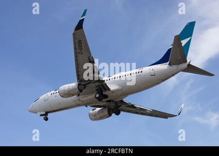 WestJet Boeing 737 atterra a Vancouver Foto Stock