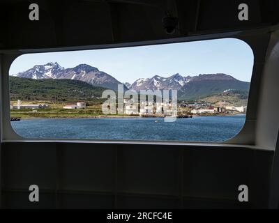 Vista sulla costa di Ushuaia nel canale di Beagle, Argentina. Foto Stock