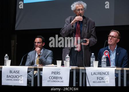 Londra, Regno Unito. 13 luglio 2023. Il candidato Piers Corbyn (c, Let London Live) affronta i problemi legati alle elezioni suppletive di Uxbridge e South Ruislip alla Brunel University di Uxbridge. Un'elezione suppletiva è stata innescata a Uxbridge e South Ruislip quando l'ex primo ministro Boris Johnson si è dimesso prima di una sentenza della commissione per i privilegi del Parlamento. Crediti: Mark Kerrison/Alamy Live News Foto Stock