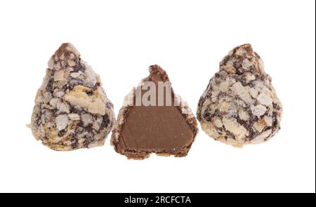 tartufi di cioccolato con wafer isolato su sfondo bianco Foto Stock