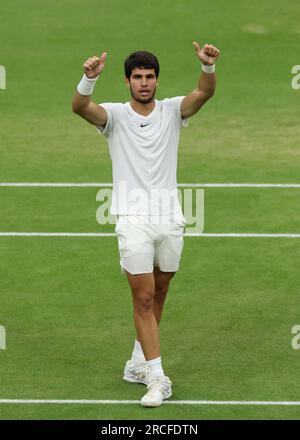 14 luglio 2023; All England Lawn Tennis and Croquet Club, Londra, Inghilterra: Torneo di tennis di Wimbledon; Carlos Alcaraz (ESP) dà il pollice alla folla dopo aver sconfitto Daniil Medvedev (RUS) in tre set per raggiungere la finale contro Novak Djokovic (SRB) Foto Stock