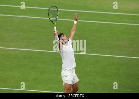 14 luglio 2023; All England Lawn Tennis and Croquet Club, Londra, Inghilterra: Torneo di tennis di Wimbledon; Carlos Alcaraz (ESP) festeggia dopo aver sconfitto Daniil Medvedev (RUS) in tre set per raggiungere la finale contro Novak Djokovic (SRB) Foto Stock