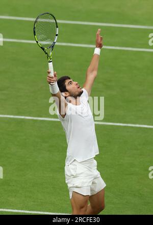 14 luglio 2023; All England Lawn Tennis and Croquet Club, Londra, Inghilterra: Torneo di tennis di Wimbledon; Carlos Alcaraz (ESP) festeggia dopo aver sconfitto Daniil Medvedev (RUS) in tre set per raggiungere la finale contro Novak Djokovic (SRB) Foto Stock