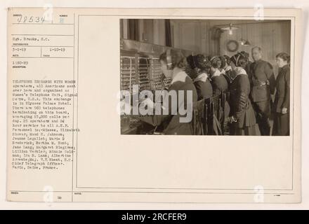 Centralino telefonico all'Elysees Palace Hotel, Parigi, Francia, gestito da operatori femminili dell'unità telefonica femminile del Signal Corps, U.S.A. Ci sono 560 telefoni su questa bacheca, con una media di 15.000 chiamate al giorno. 25 operatori forniscono servizio 24 ore su 24 a tutto il personale A.E.F. Fotografia scattata il 10 gennaio 1919. Foto Stock