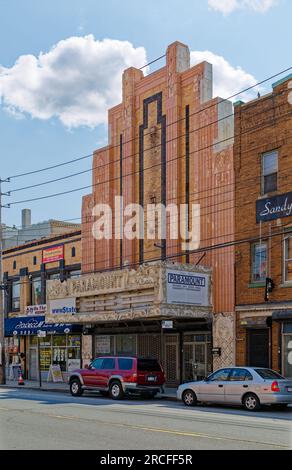 Il vecchio tendone del Paramount Theatre di Staten Island si aggrappa ostinatamente, in attesa di tentativi di ripristino di successo. Foto Stock