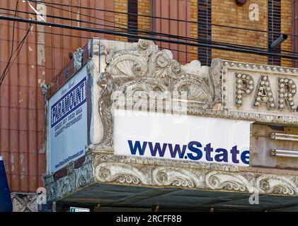 Il vecchio tendone del Paramount Theatre di Staten Island si aggrappa ostinatamente, in attesa di tentativi di ripristino di successo. Foto Stock