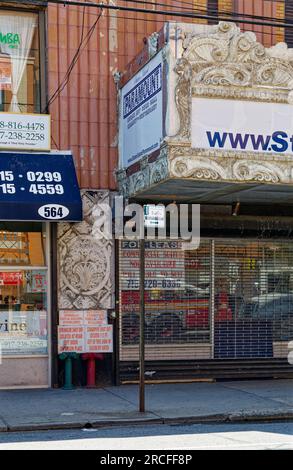 Il vecchio tendone del Paramount Theatre di Staten Island si aggrappa ostinatamente, in attesa di tentativi di ripristino di successo. Foto Stock