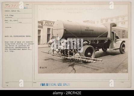 Vista posteriore di un camion per la distribuzione dell'olio Mack prodotto da International Motor Co., N.Y. City. La fotografia, scattata il 15 novembre 1918, mostra il carrello con il dispositivo di spargimento dell'olio in posizione per il funzionamento. Questa immagine fa parte delle fotografie delle attività militari americane durante la prima guerra mondiale. Foto Stock