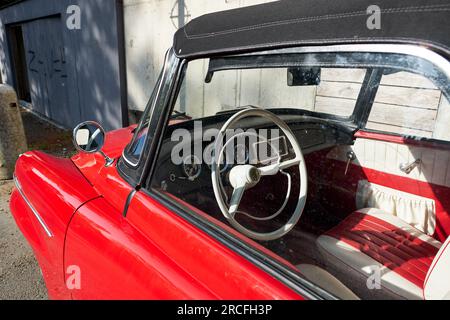 La cabriolet classica retro a due porte Skoda Felicia (1959-1964) è dotata di un cofano tettuccio pieghevole nero. Vista laterale. Foto Stock