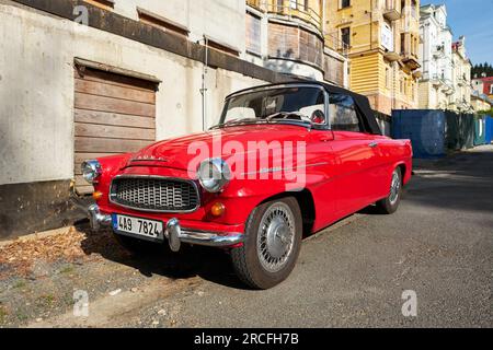 La cabriolet a due porte cabriolet Classic vintage Skoda Felicia (1959-1964) è dotata di un cofano tettuccio pieghevole nero. Il vecchio timer parcheggiato per strada Foto Stock