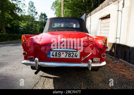 Vista posteriore della cabriolet classica cabriolet cabriolet vintage Skoda Felicia (1959-1964) dotata di un cofano del tetto pieghevole nero. Il vecchio timer parcheggiato per strada Foto Stock