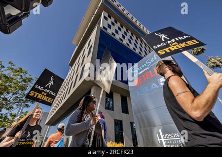 Hollywood, USA. 14 luglio 2023. Primo giorno dello sciopero SAG-AFTRA. SAG-AFTRA ora si unisce al WGA sulla linea di picchetto. La produzione cinematografica e televisiva è ora chiusa a Hollywood. Fran Drescher, presidente della SAG-AFRA, si unì alla linea del picchetto ai Sunset Gower Studios. 7/14/2023 Hollywood, CA., USA (foto di Ted Soqui/SIPA USA) credito: SIPA USA/Alamy Live News Foto Stock