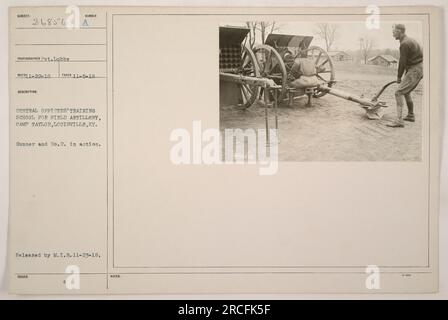 Foto di una scuola di addestramento per ufficiali centrali per l'artiglieria da campo a Camp Taylor a Louisville, Kentucky, durante la prima guerra mondiale Raffigura un pistolero e il loro assistente in azione. La foto è stata scattata il 5 novembre 1918 e pubblicata dal M.I.B. il 23 novembre 1918. Il fotografo è Pvt. Lubbe. Foto Stock