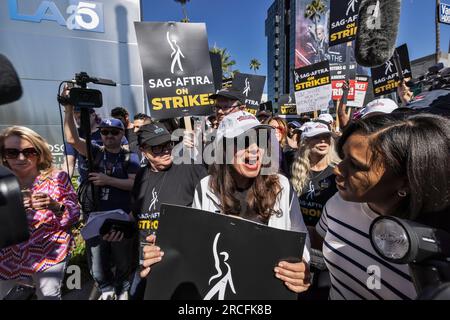 Hollywood, USA. 14 luglio 2023. Primo giorno dello sciopero SAG-AFTRA. SAG-AFTRA ora si unisce al WGA sulla linea di picchetto. La produzione cinematografica e televisiva è ora chiusa a Hollywood. Fran Drescher, presidente della SAG-AFRA, si unì alla linea del picchetto ai Sunset Gower Studios. 7/14/2023 Hollywood, CA., USA (foto di Ted Soqui/SIPA USA) credito: SIPA USA/Alamy Live News Foto Stock