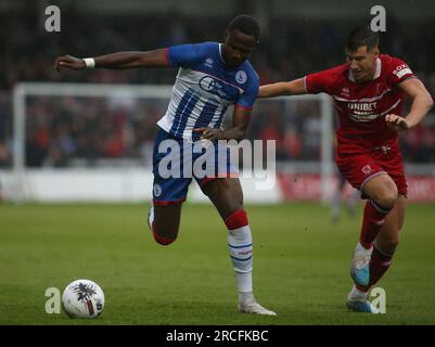 Christopher Wreh dell'Hartlepool United tiene fuori il Dael Fry del Middlesbrough durante la partita amichevole pre-stagionale tra Hartlepool United e Middlesbrough al Victoria Park di Hartlepool venerdì 14 luglio 2023. (Foto: Michael driver | mi News) crediti: MI News & Sport /Alamy Live News Foto Stock