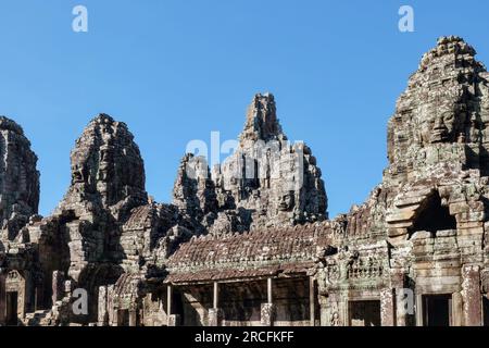 Bayon, il celebre tempio Khmer di Angkor con un'architettura impressionante, costruito tra la fine del XII e l'inizio del XIII secolo. Foto Stock