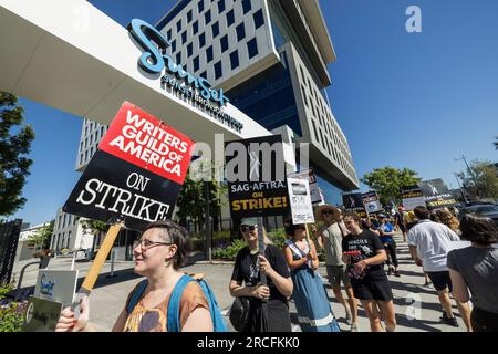 Hollywood, USA. 14 luglio 2023. Primo giorno dello sciopero SAG-AFTRA. SAG-AFTRA ora si unisce al WGA sulla linea di picchetto. La produzione cinematografica e televisiva è ora chiusa a Hollywood. Fran Drescher, presidente della SAG-AFRA, si unì alla linea del picchetto ai Sunset Gower Studios. 7/14/2023 Hollywood, CA., USA (foto di Ted Soqui/SIPA USA) credito: SIPA USA/Alamy Live News Foto Stock