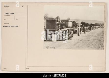 Una fotografia che mostra l'artiglieria motorizzata durante la prima guerra mondiale. La foto è stata scattata dal fotografo Reco ed è numerata 50.473. L'immagine cattura un gruppo di veicoli di artiglieria motorizzati. La descrizione indica che la fotografia documenta la presenza di artiglieria motorizzata. Si noti che la foto ha un simbolo emesso E.. Foto Stock