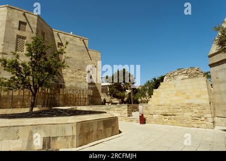 Baku, Azerbaigian - 26 giugno 2023: Il grande Palazzo degli Shirvanshah, un simbolo iconico del patrimonio azero, è catturato in questa foto illuminata di giorno Foto Stock