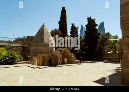 Baku, Azerbaigian - 26 giugno 2023: Un'immagine accattivante del Mausoleo Seyid Yahya Bakuvi, un importante punto di riferimento storico a Baku. Foto Stock