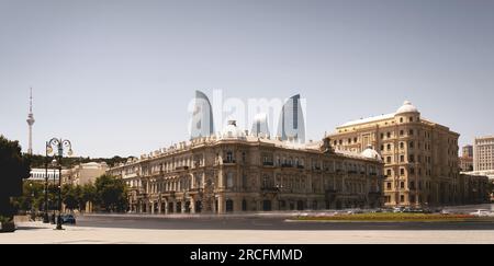 Baku, Azerbaigian - 26 giugno 2023: Questa splendida fotografia mostra lo storico edificio SOCAR con le moderne torri della fiamma che svettano sopra di esso Foto Stock